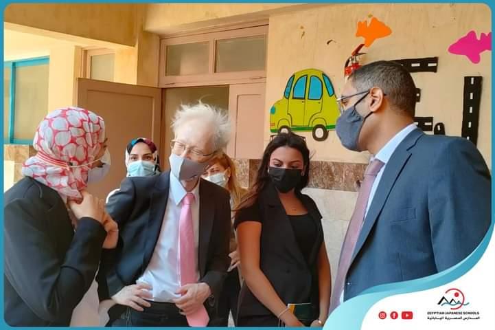 السفير الياباني بالقاهرة يشارك طلاب المدارس اليابانية بزرع شجرة