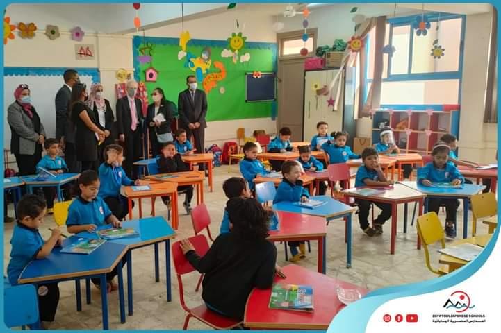السفير الياباني بالقاهرة يشارك طلاب المدارس اليابانية بزرع شجرة