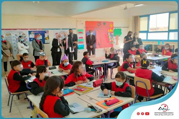 السفير الياباني بالقاهرة يشارك طلاب المدارس اليابانية بزرع شجرة