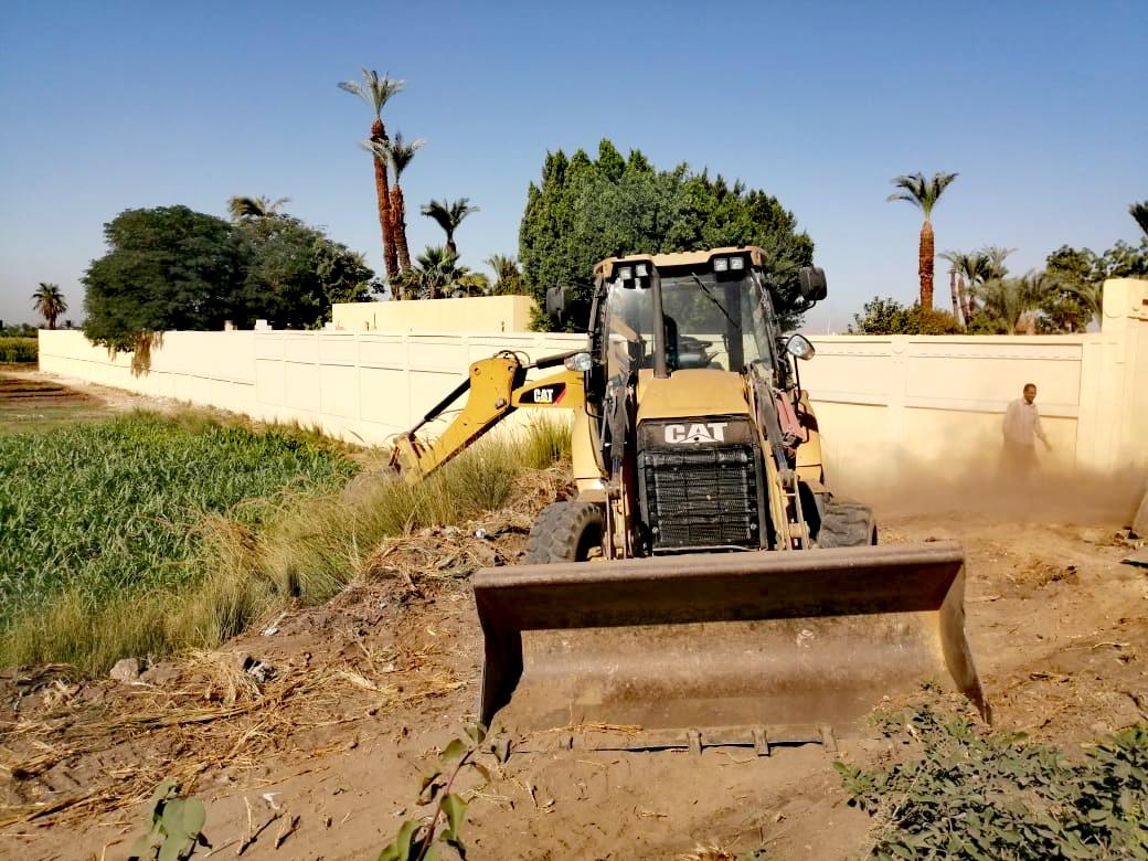 إزالة التشوهات بصريه  خلف السياج الشجري والتراكمات بالأقصر