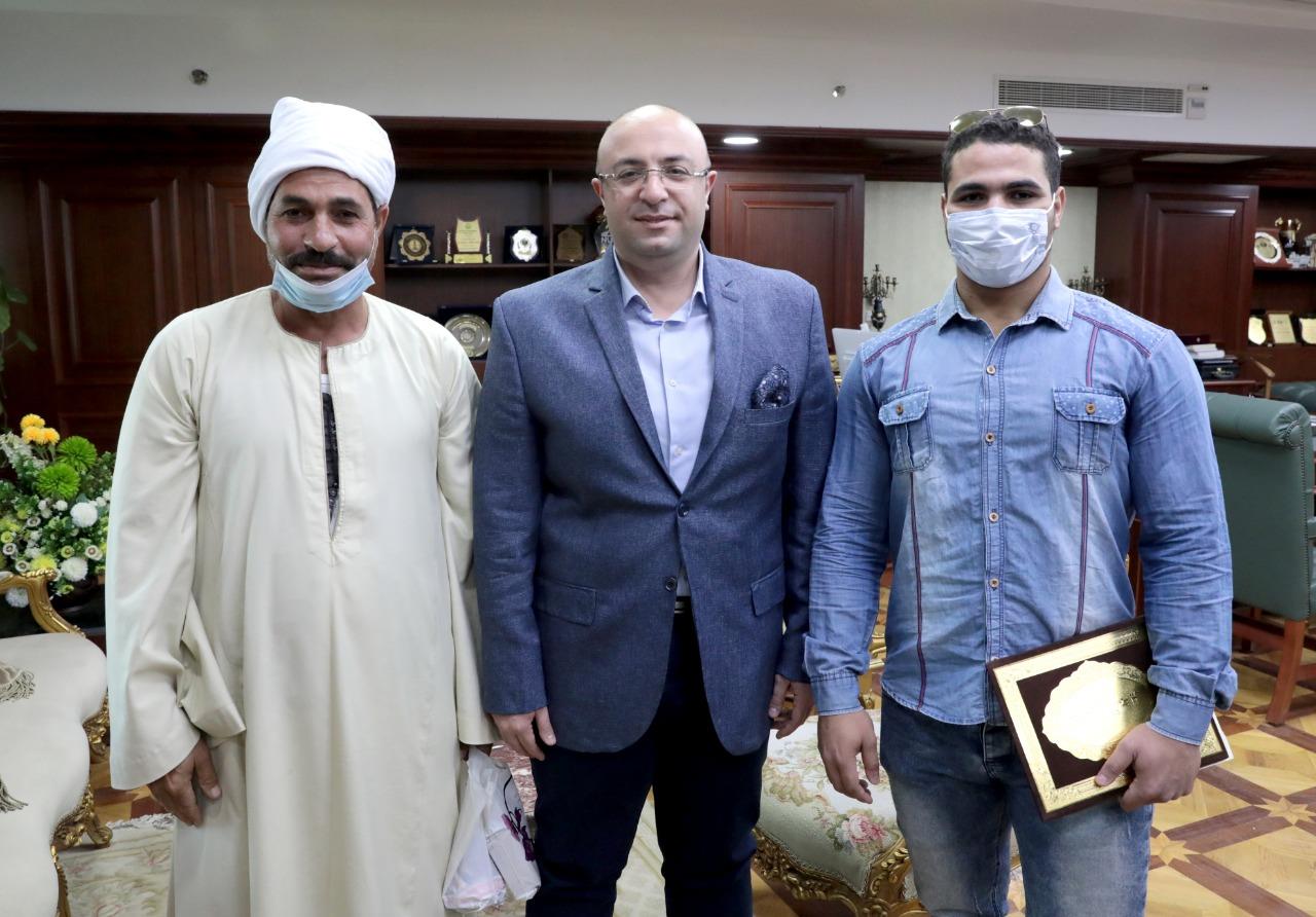 محافظ بني سويف يُكرًم بطل العالم في رفع الأثقال للمكفوفين