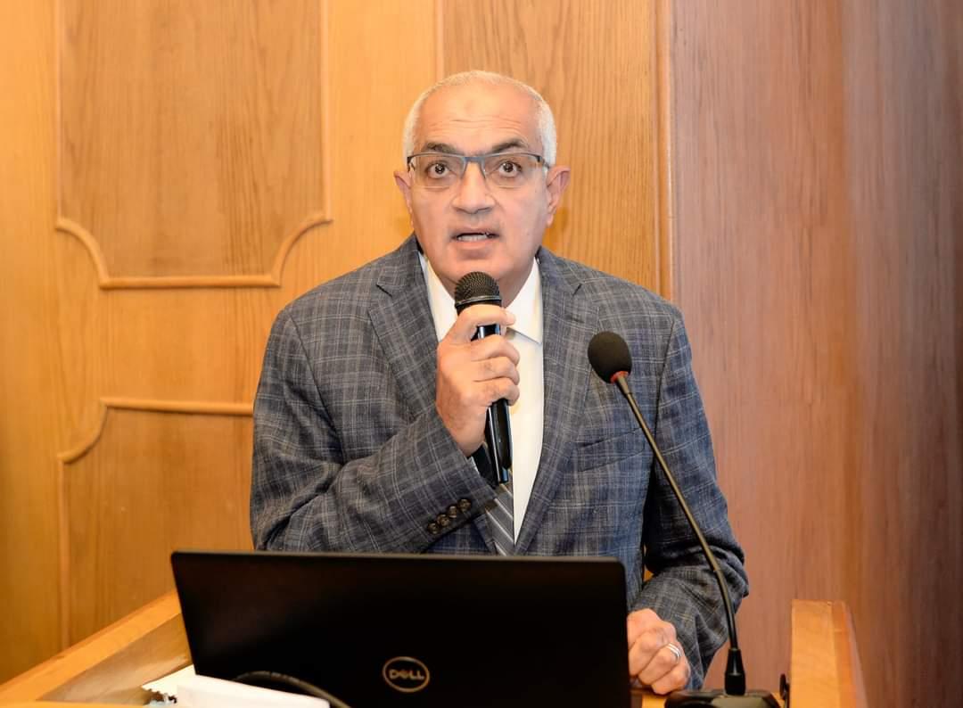 رئيس جامعة المنصورة يكرم المتبرعين من المجتمع المدني