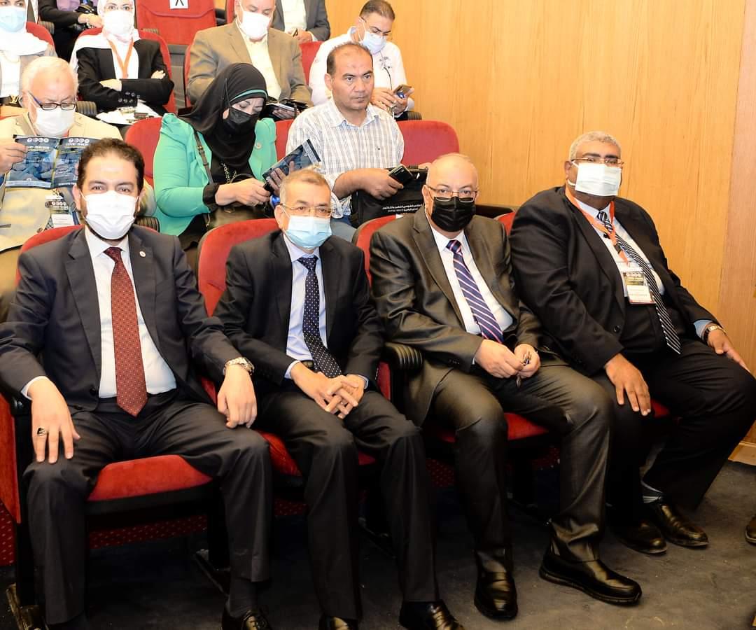رئيس جامعة المنصورة يكرم المتبرعين من المجتمع المدني