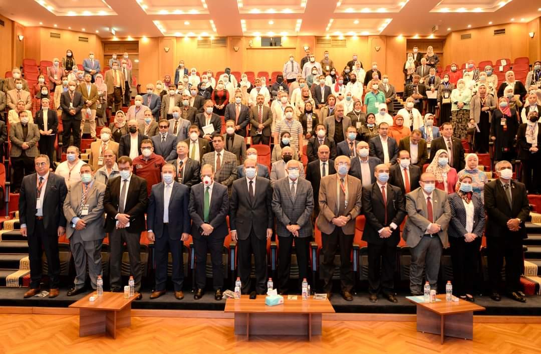 رئيس جامعة المنصورة يكرم المتبرعين من المجتمع المدني