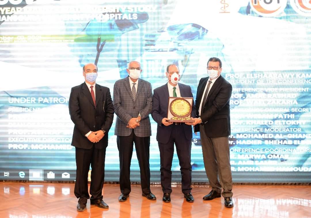 رئيس جامعة المنصورة يكرم المتبرعين من المجتمع المدني