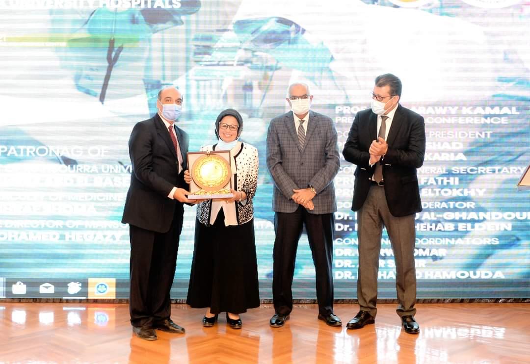 رئيس جامعة المنصورة يكرم المتبرعين من المجتمع المدني