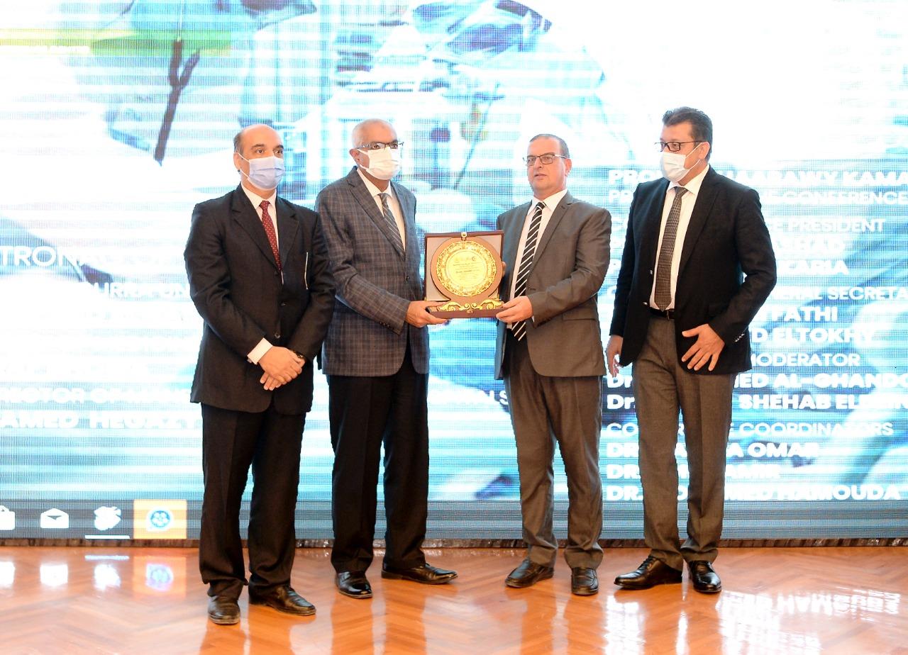 رئيس جامعة المنصورة يكرم المتبرعين من المجتمع المدني