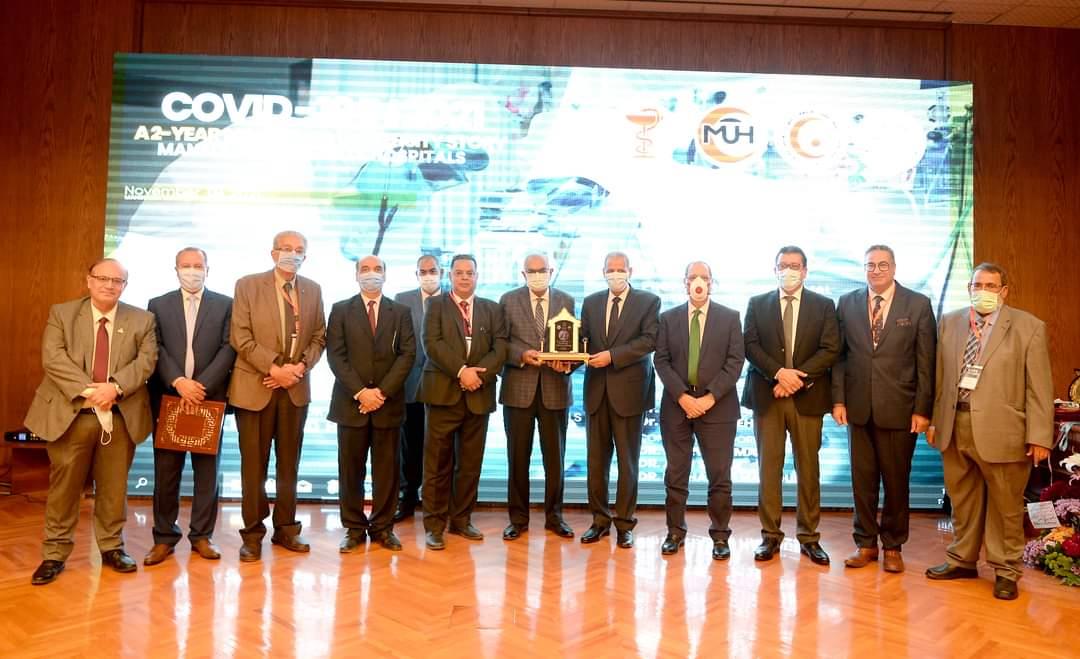 رئيس جامعة المنصورة يكرم المتبرعين من المجتمع المدني