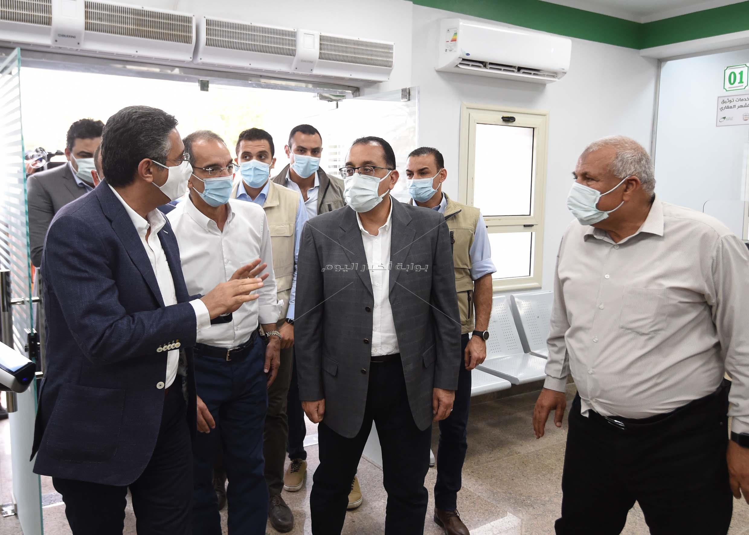 رئيس الوزراء يتفقد مكتب بريد الخارجة بـ«الوادي الجديد»