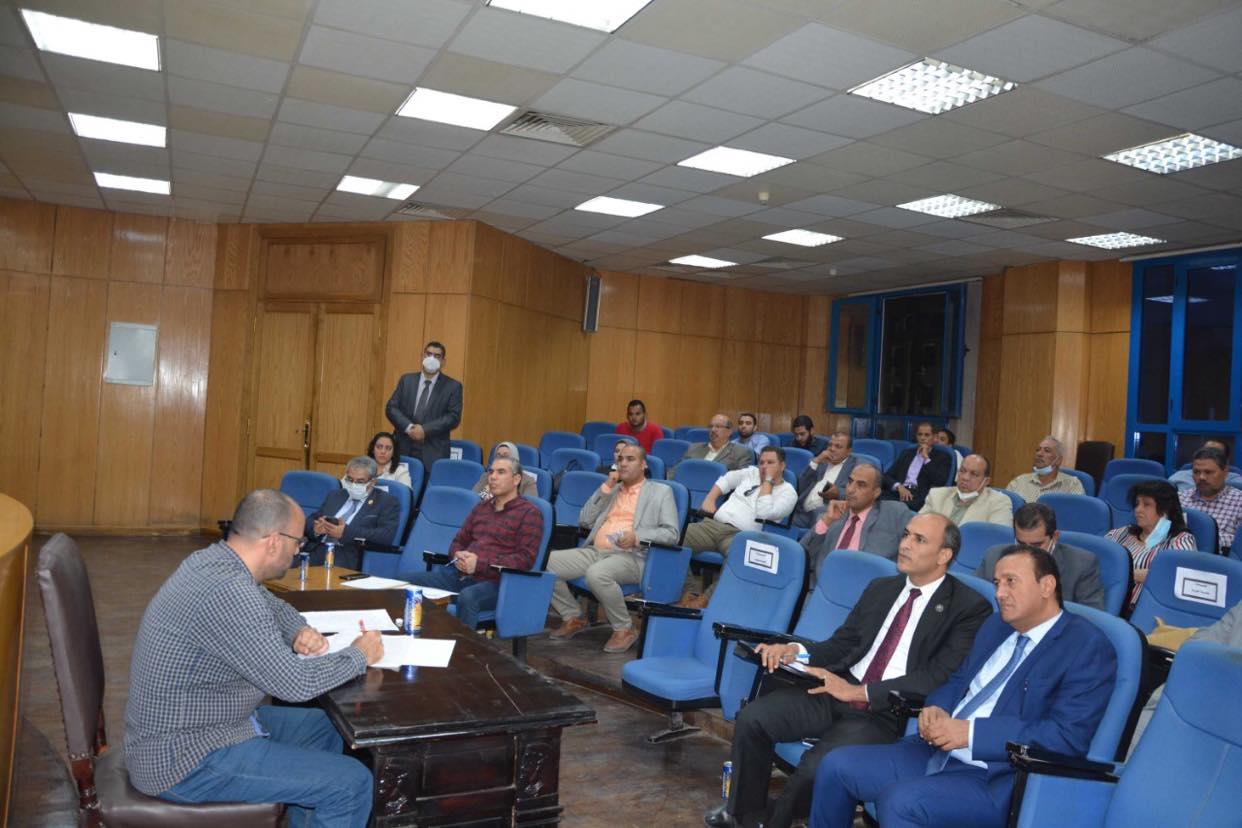محافظ المنيا يتابع معدلات تنفيذ مشروعات المبادرة الرئاسية "حياة كريمة"