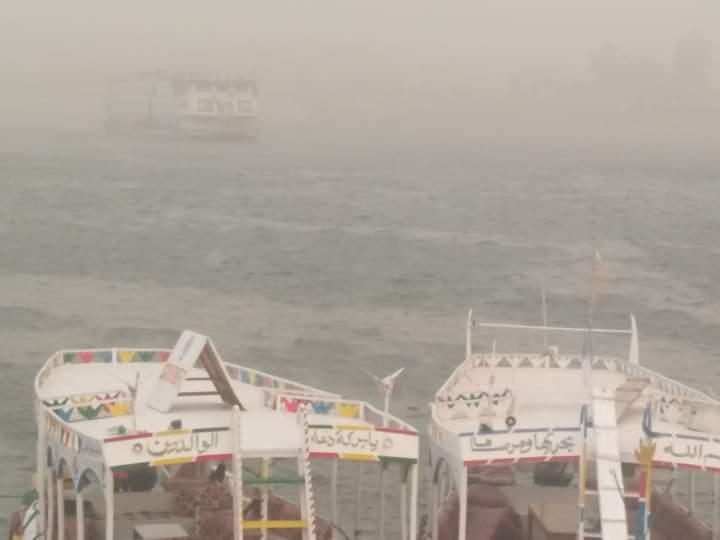 عاصفة ترابية تحجب الرؤية  وأمطار شديدة تضرب مدن ومراكز الاقصر 