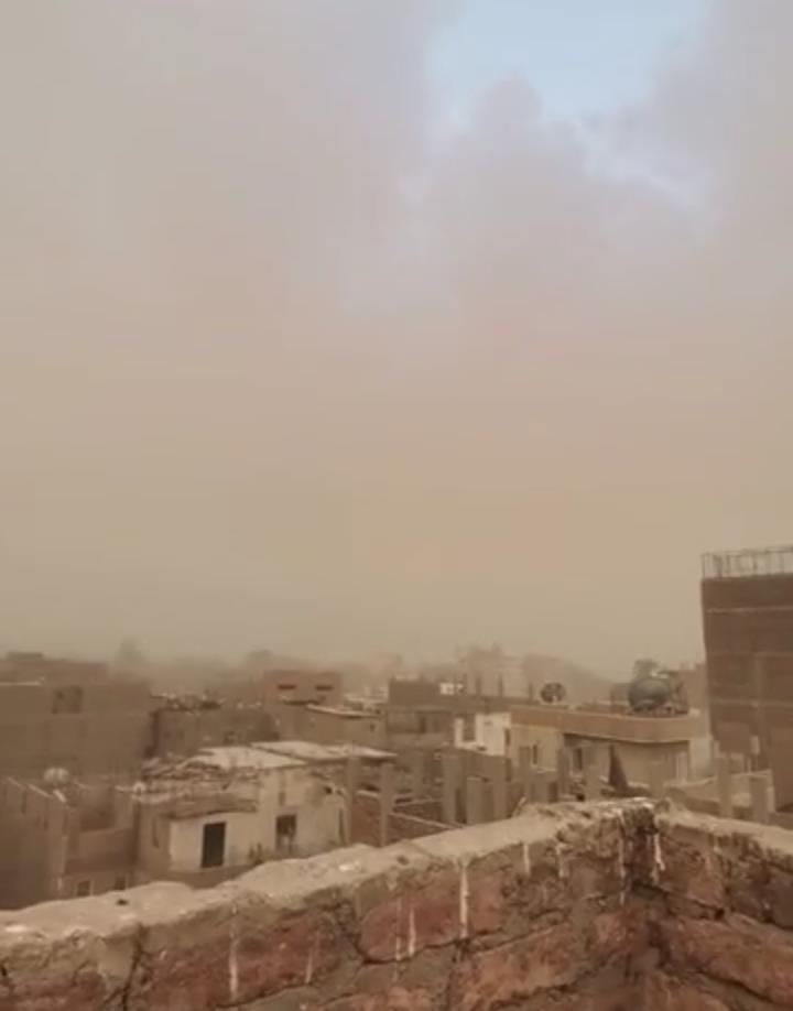 عاصفة ترابية تحجب الرؤية  وأمطار شديدة تضرب مدن ومراكز الاقصر 