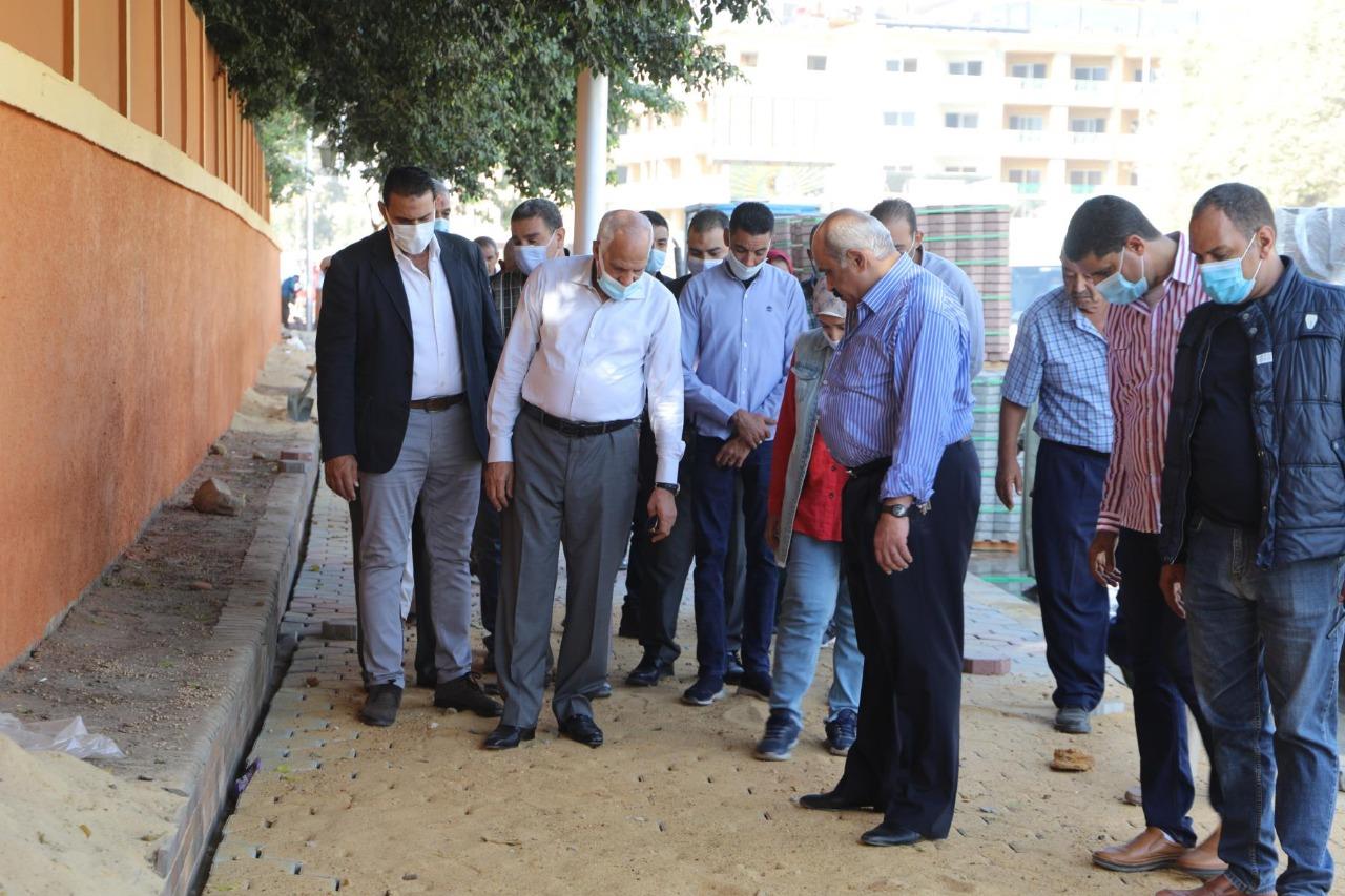 محافظ الجيزة يتفقد أعمال رفع كفاءة المسطحات الخضراء والأسوار والأرصفة بميدان الرماية