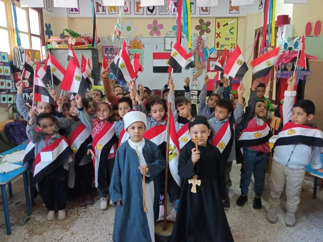  مصحف وصليب وعلم مصر.. "حب الوطن" احتفالية في مدرسة ابتدائية بقنا