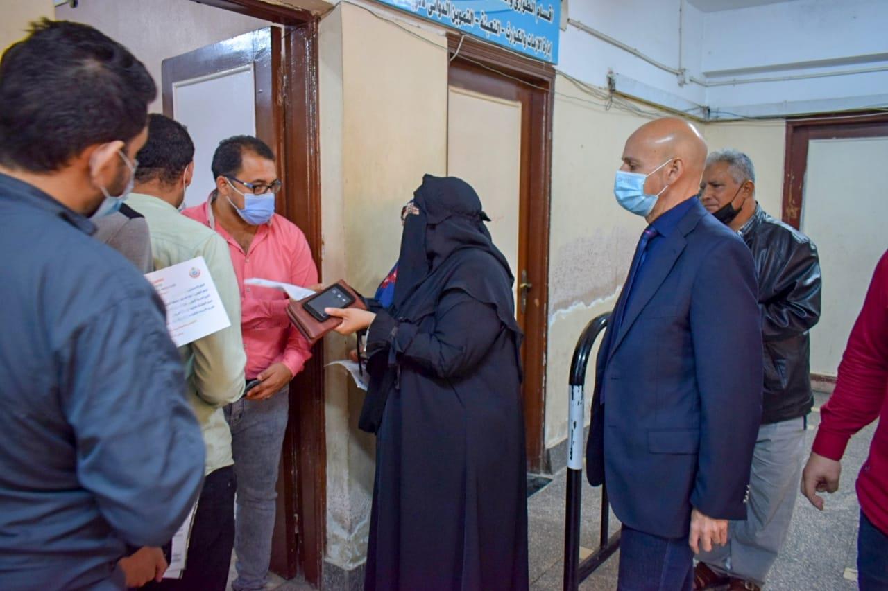 وكيل وزارة الصحة بالشرقية يتابع  تطعيم المواطنين بلقاح كورونا