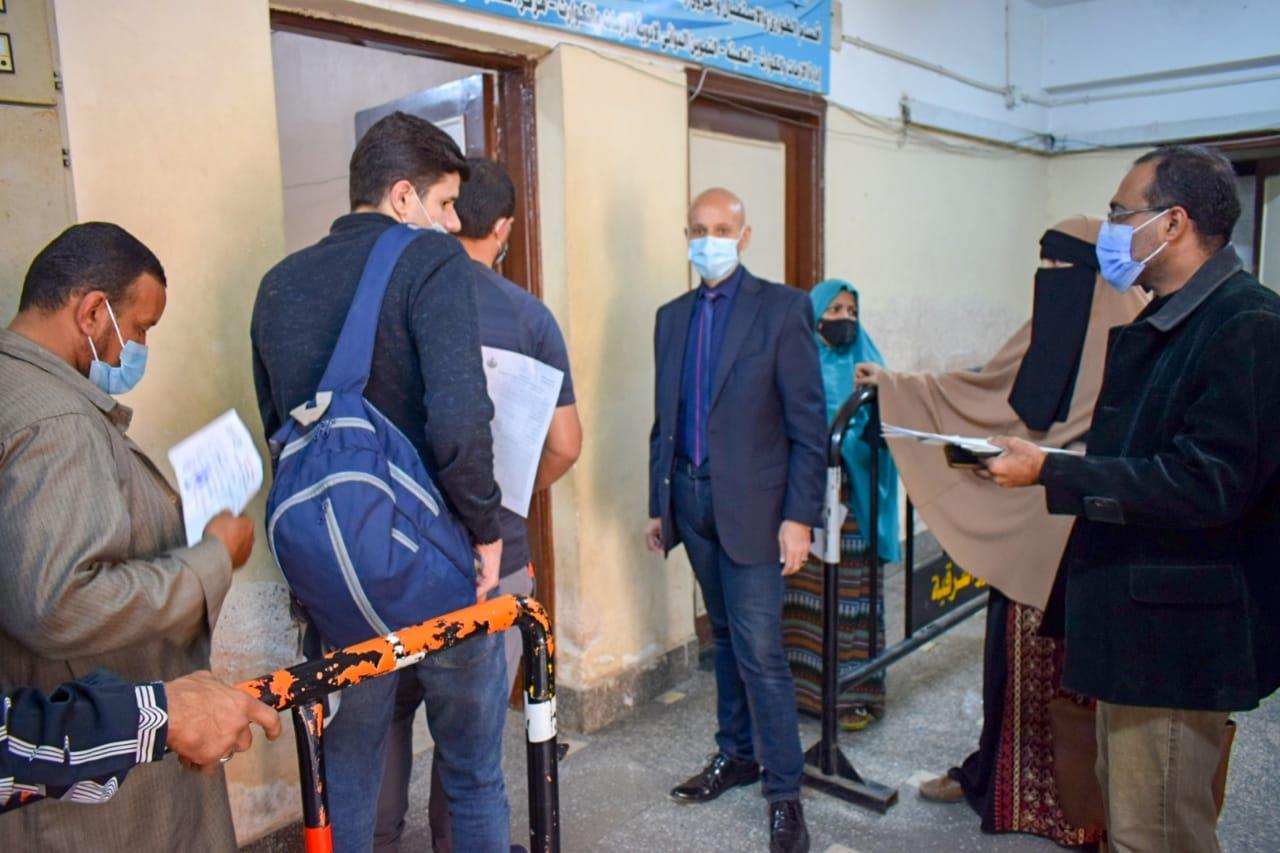وكيل وزارة الصحة بالشرقية يتابع  تطعيم المواطنين بلقاح كورونا