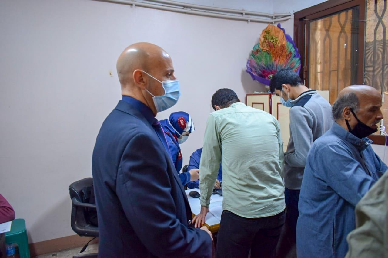 وكيل وزارة الصحة بالشرقية يتابع  تطعيم المواطنين بلقاح كورونا