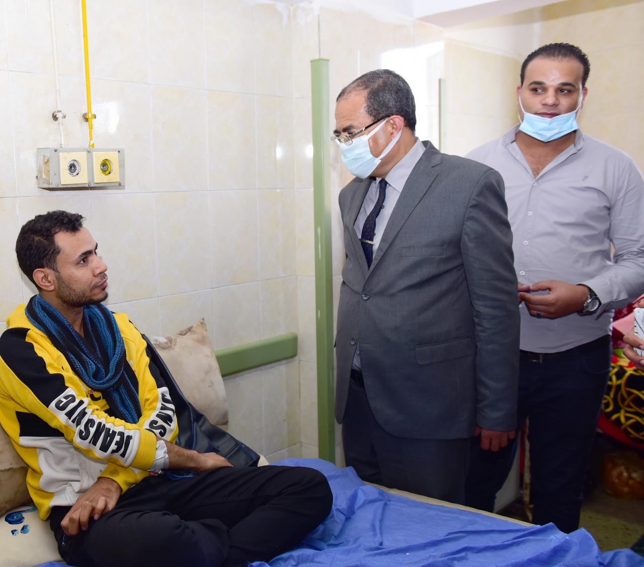 رئيس جامعة سوهاج يطمئن على الحالات المصابة بالتسمم الغذائي بطهطا 
