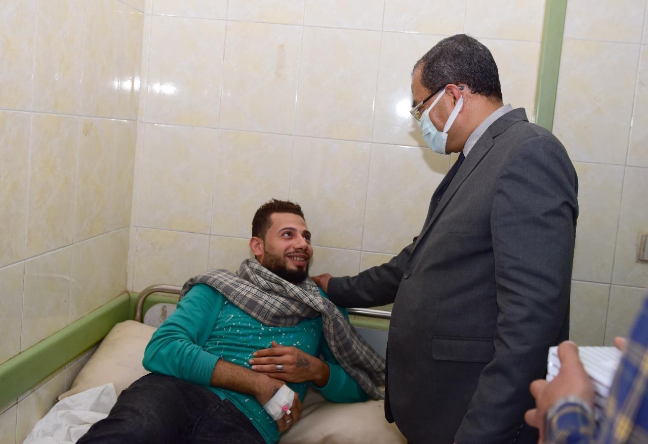 رئيس جامعة سوهاج يطمئن على الحالات المصابة بالتسمم الغذائي بطهطا 