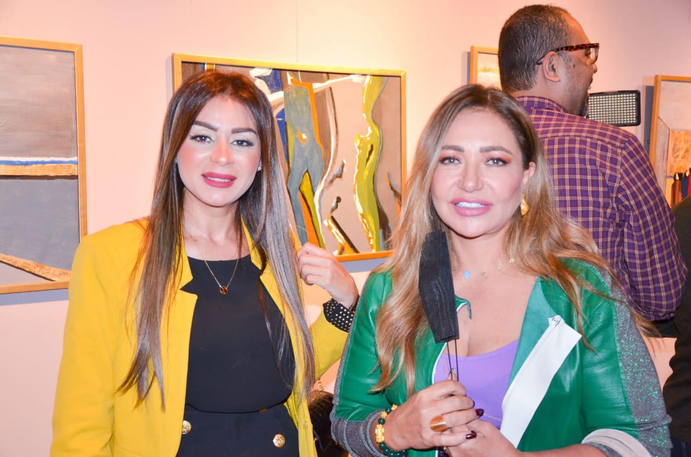 بالصور.. حسين فهمي وليلي علوي وهاني البحيرى يفتتحون معرض حسين نوح 