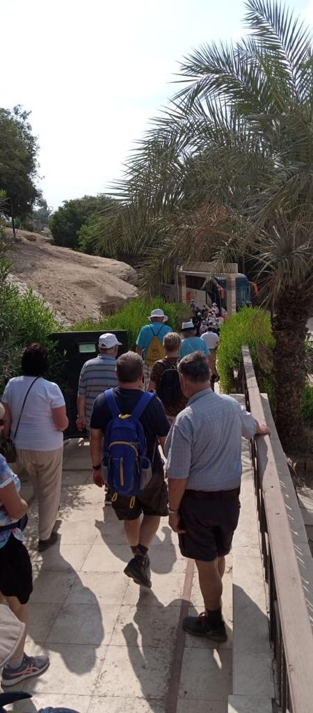 بالصور..وفد سياحي من أمريكا وألمانيا يزور المناطق الأثرية بالمنيا