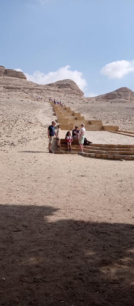 بالصور..وفد سياحي من أمريكا وألمانيا يزور المناطق الأثرية بالمنيا