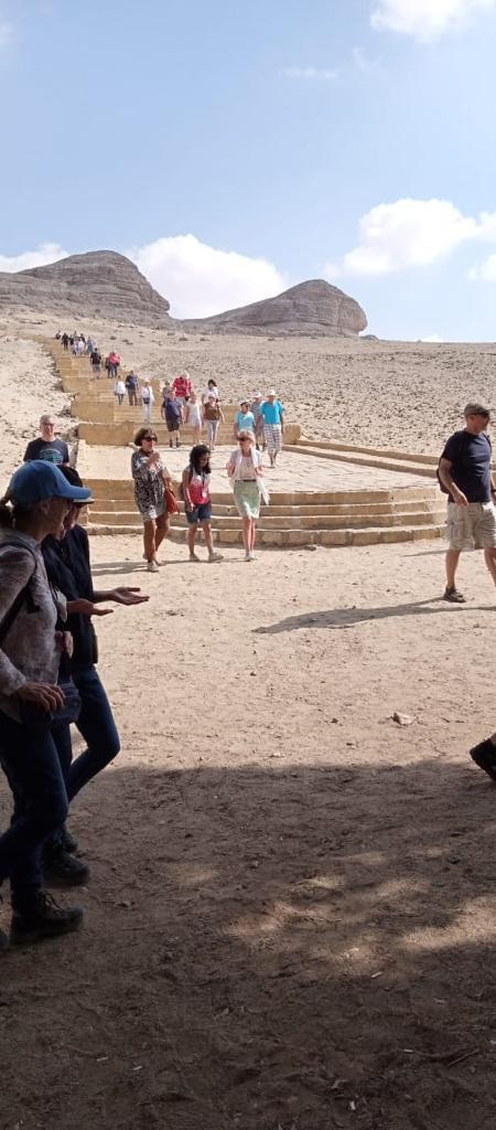 بالصور..وفد سياحي من أمريكا وألمانيا يزور المناطق الأثرية بالمنيا