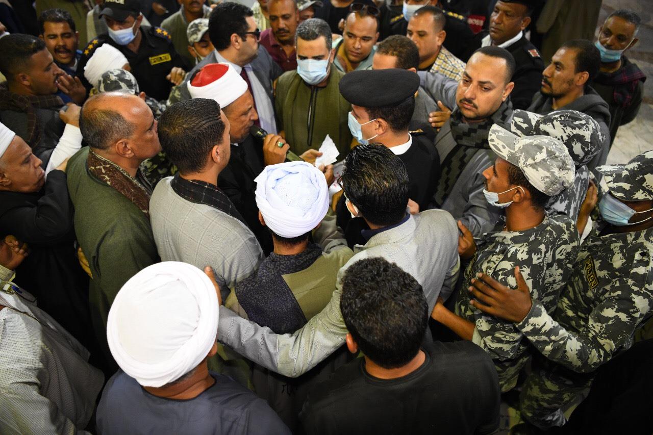 نائب محافظ قنا يشهد صلح القودة بين أبناء عمومة  آل حسان بفرشوط 