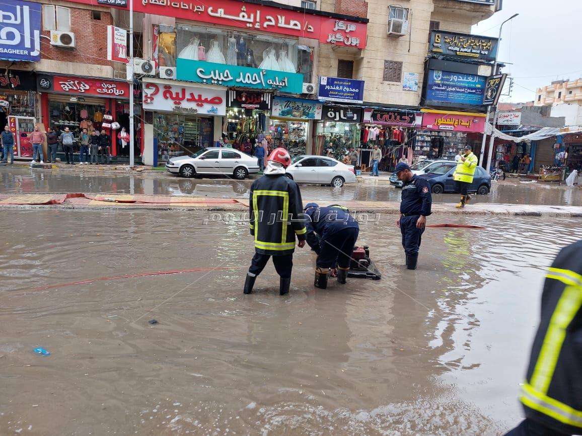 محافظ البحيرة يتفقد أعمال رفع المياة بشوارع ونفق شبرا بدمنهور