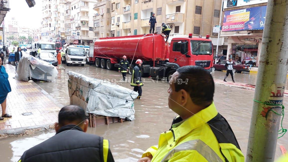 محافظ البحيرة يتفقد أعمال رفع المياة بشوارع ونفق شبرا بدمنهور