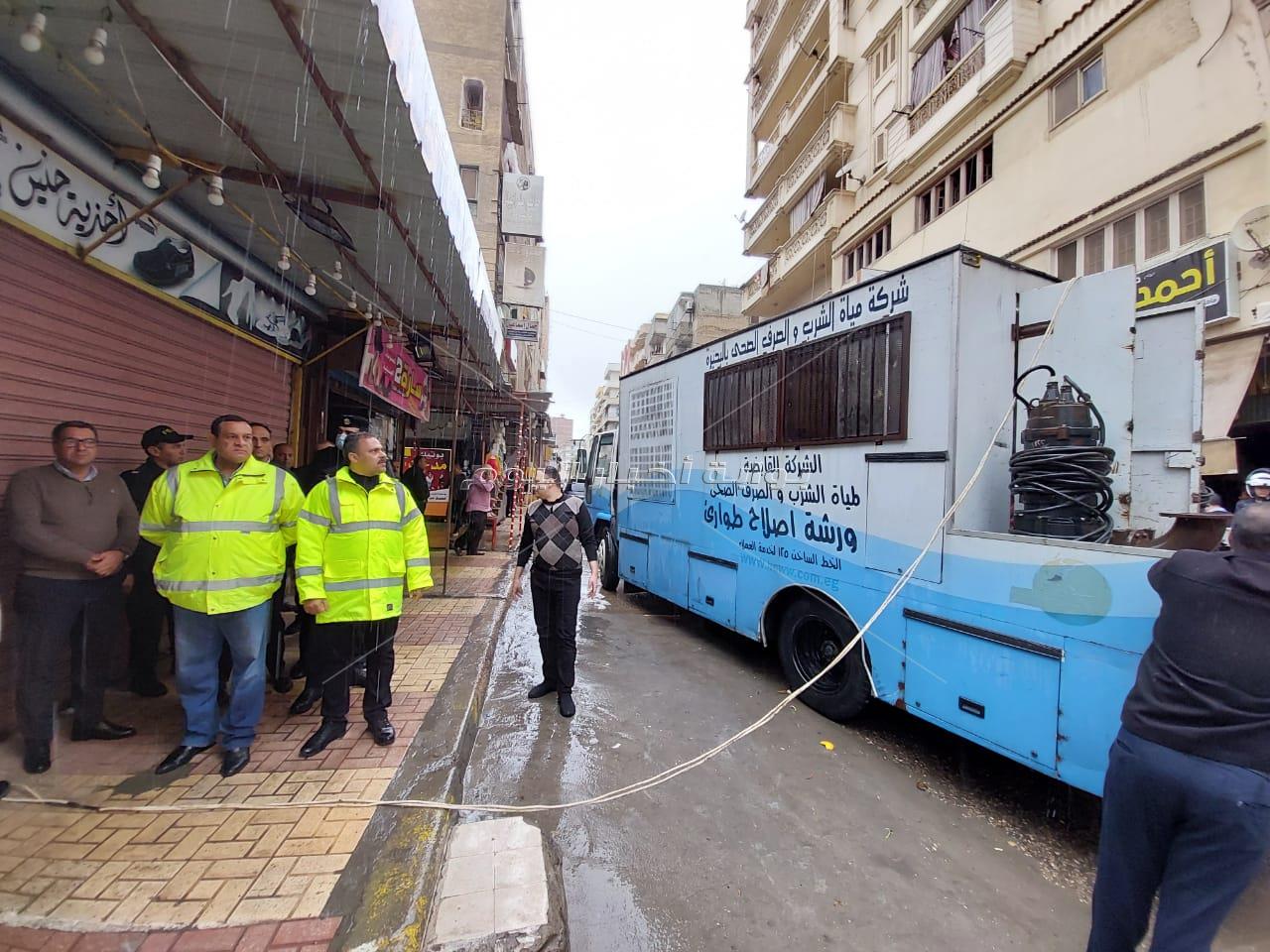 محافظ البحيرة يتفقد أعمال رفع المياة بشوارع ونفق شبرا بدمنهور