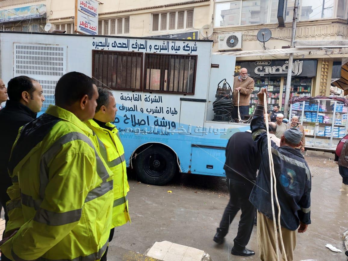 محافظ البحيرة يتفقد أعمال رفع المياة بشوارع ونفق شبرا بدمنهور