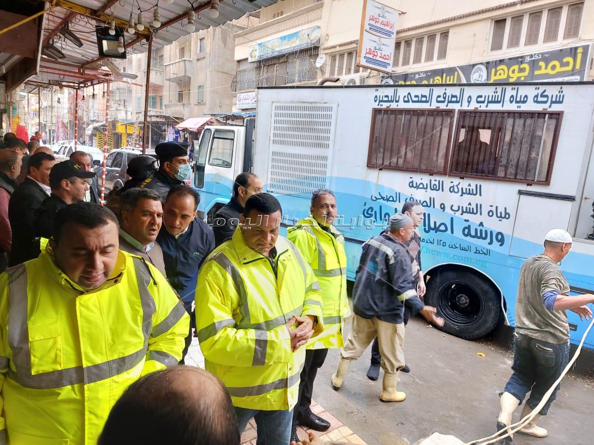 محافظ البحيرة يتفقد أعمال رفع المياة بشوارع ونفق شبرا بدمنهور