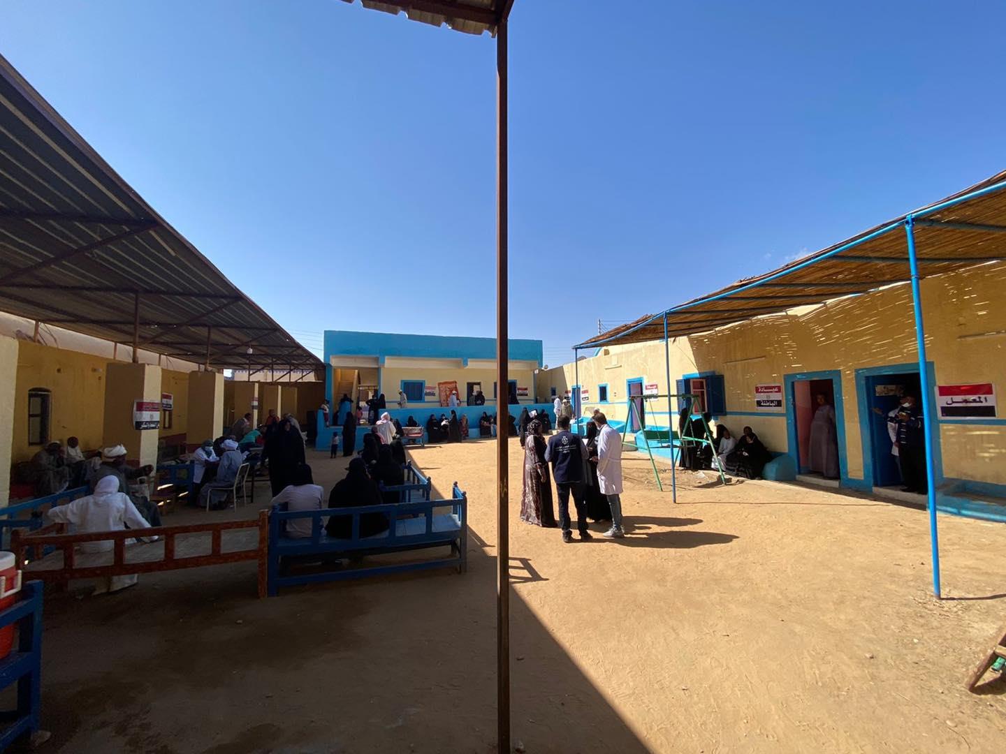 قوافل طبية موسعة من مؤسسة حياة كريمة لأهالي أسوان بالتعاون مع وزارة الصحة وجامعة أسوان