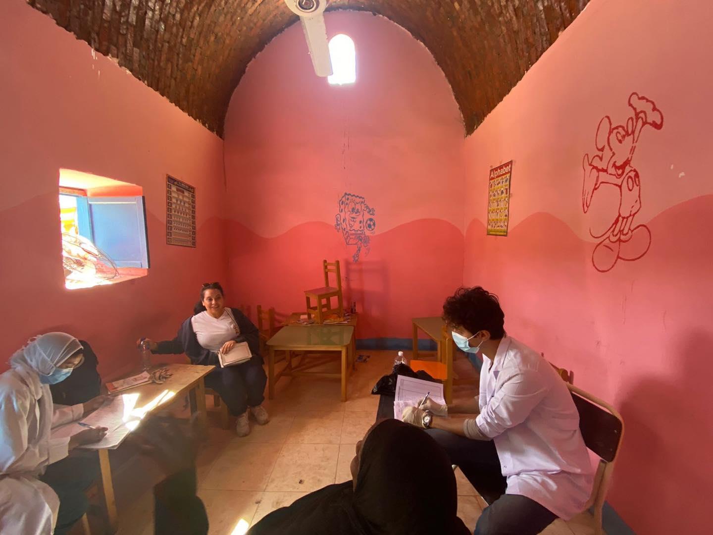 قوافل طبية موسعة من مؤسسة حياة كريمة لأهالي أسوان بالتعاون مع وزارة الصحة وجامعة أسوان