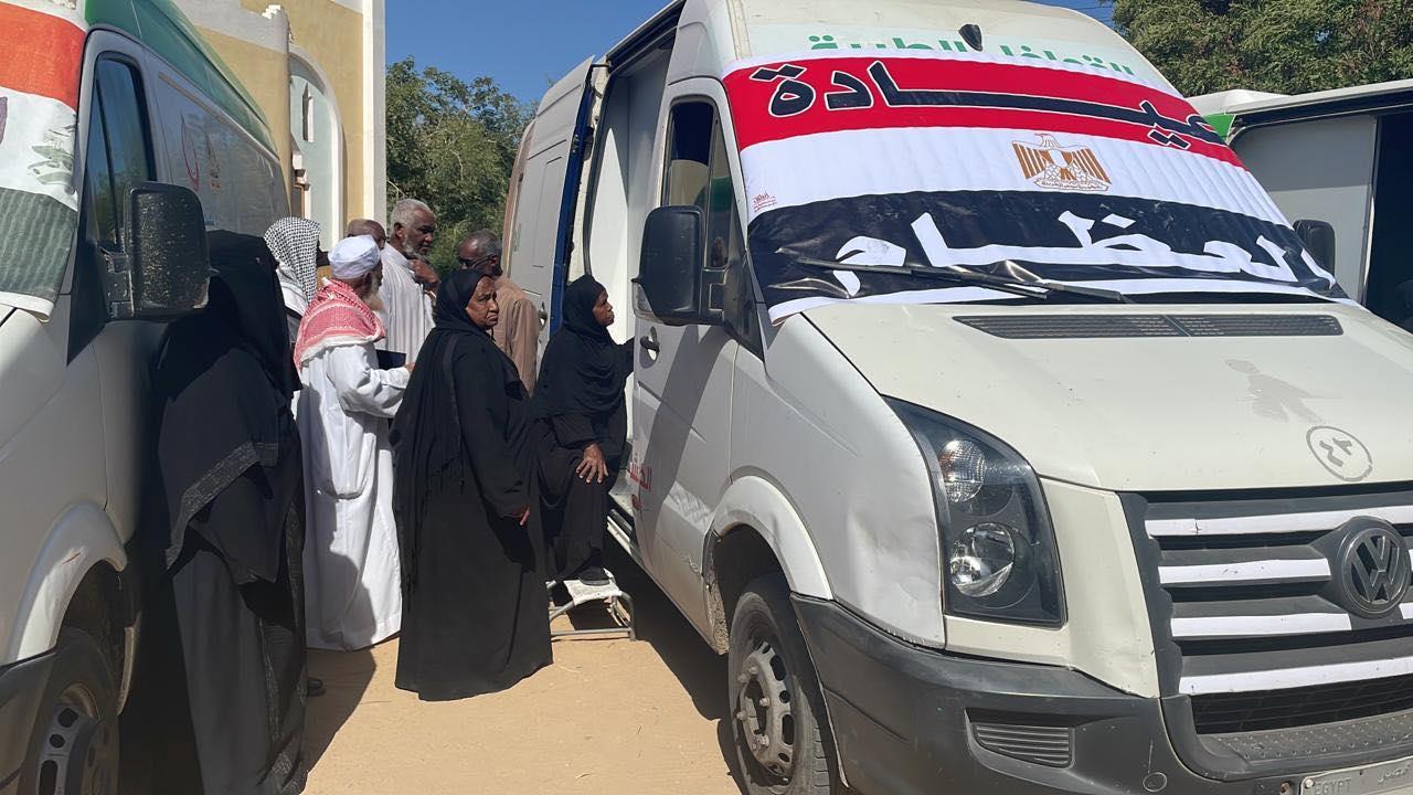 قوافل طبية موسعة من مؤسسة حياة كريمة لأهالي أسوان بالتعاون مع وزارة الصحة وجامعة أسوان