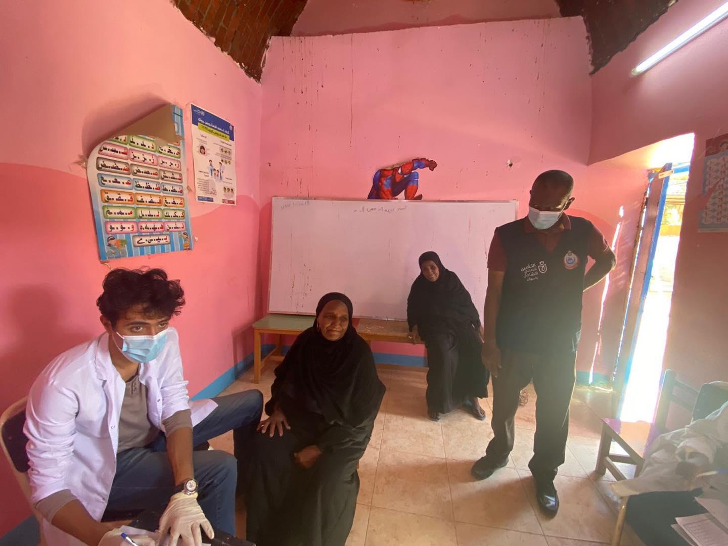 قوافل طبية موسعة من مؤسسة حياة كريمة لأهالي أسوان بالتعاون مع وزارة الصحة وجامعة أسوان