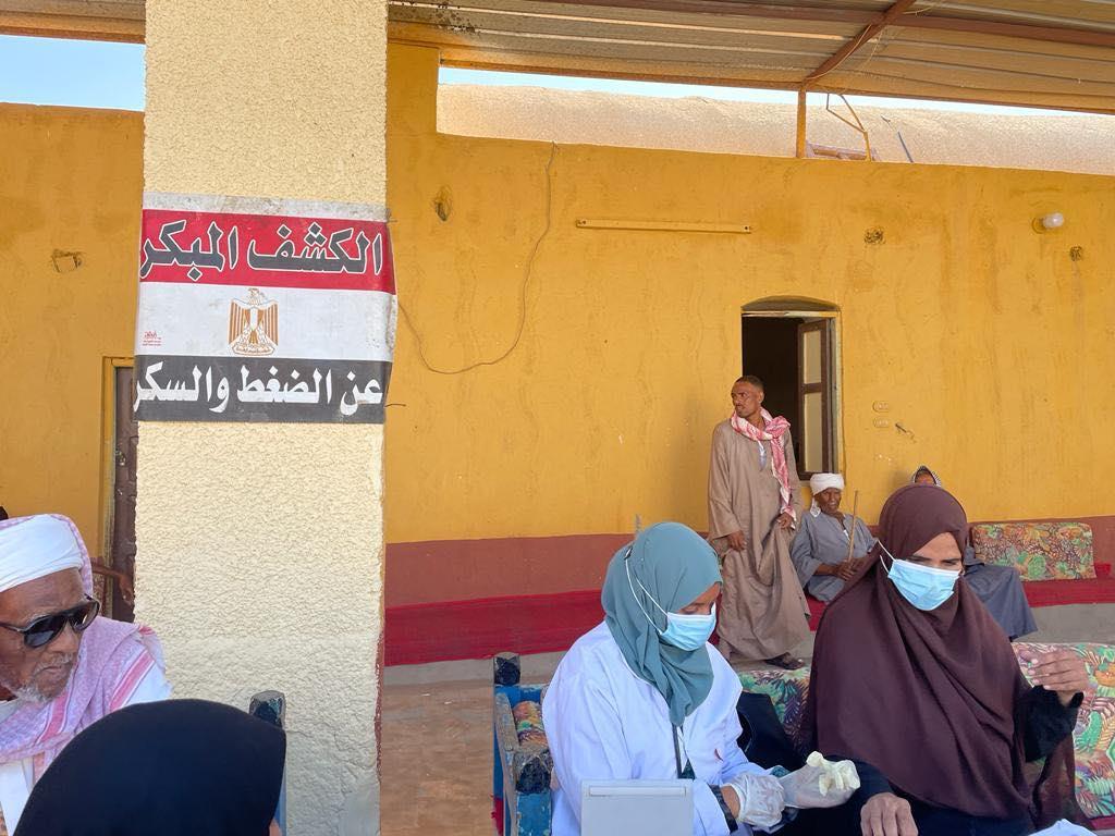 قوافل طبية موسعة من مؤسسة حياة كريمة لأهالي أسوان بالتعاون مع وزارة الصحة وجامعة أسوان