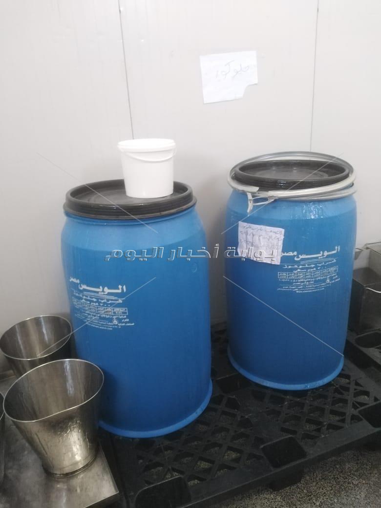 ضبط 6 طن حلاوه طحينه منتهية الصلاحية داخل مصنع شهير بأكتوبر 