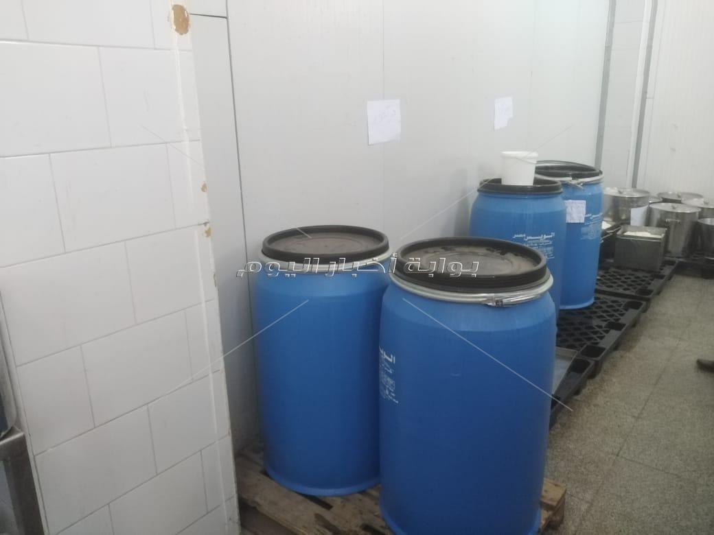 ضبط 6 طن حلاوه طحينه منتهية الصلاحية داخل مصنع شهير بأكتوبر 