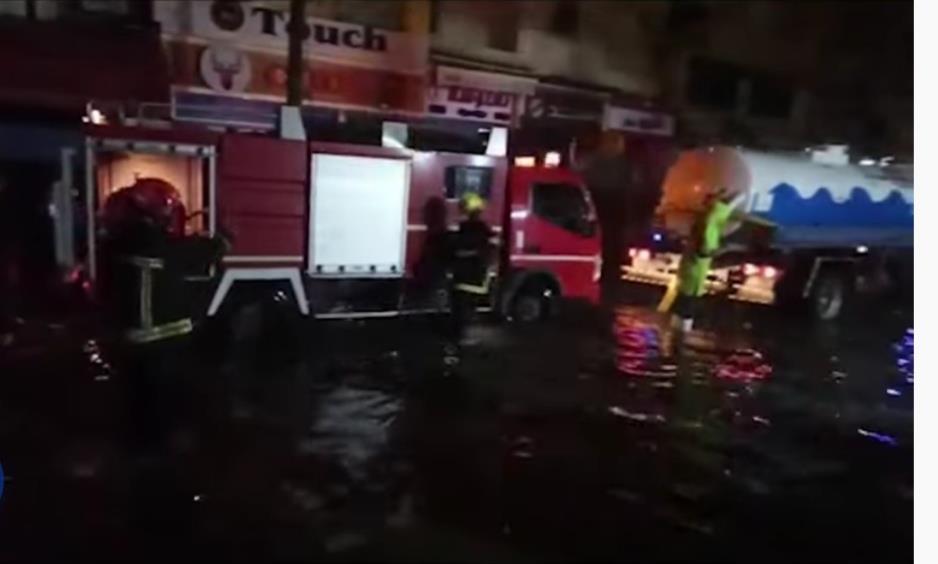 رجال الشرطة يواجهون تداعيات الأمطار الغزيرة