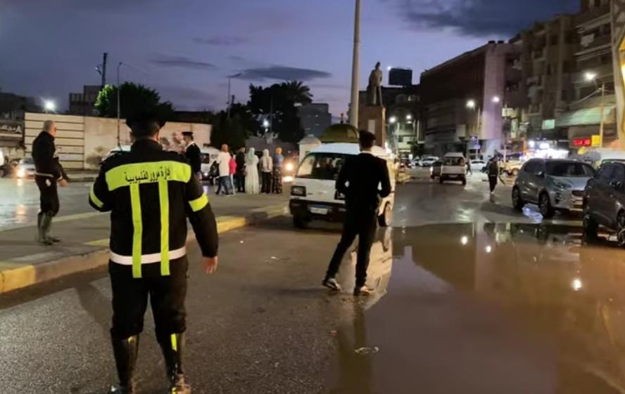 رجال الشرطة يواجهون تداعيات الأمطار الغزيرة