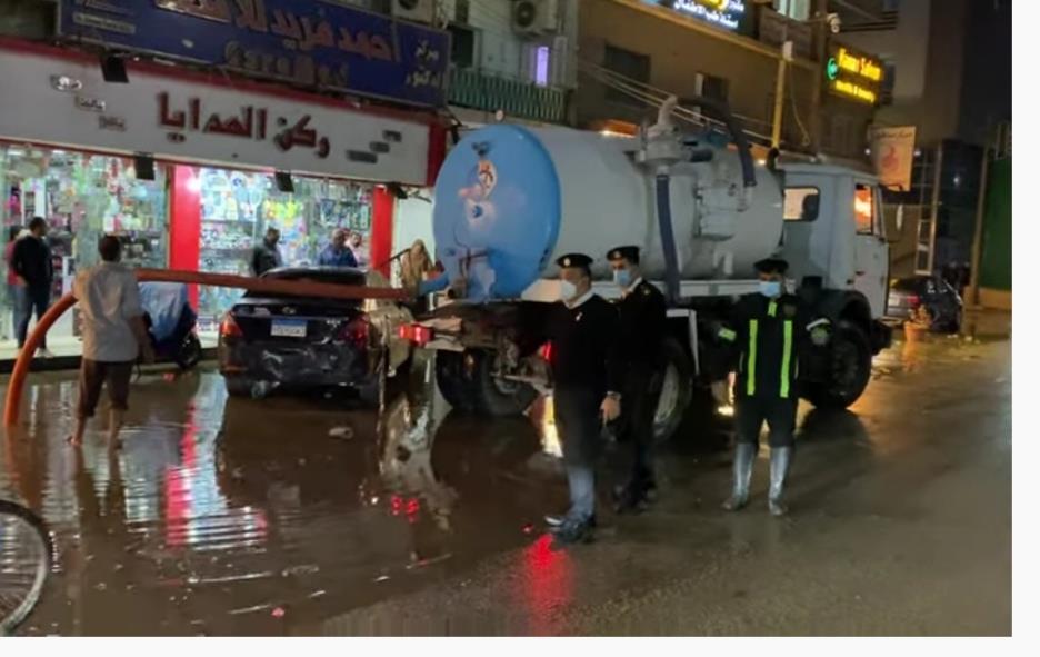 رجال الشرطة يواجهون تداعيات الأمطار الغزيرة