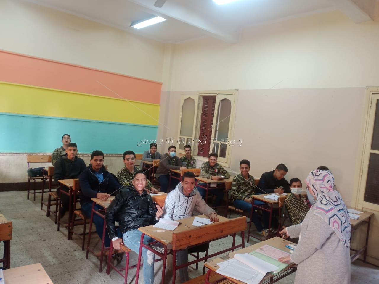 بعد توقف يوم ..استئناف الدراسة وانتظام الطلاب بالمدارس " صور"