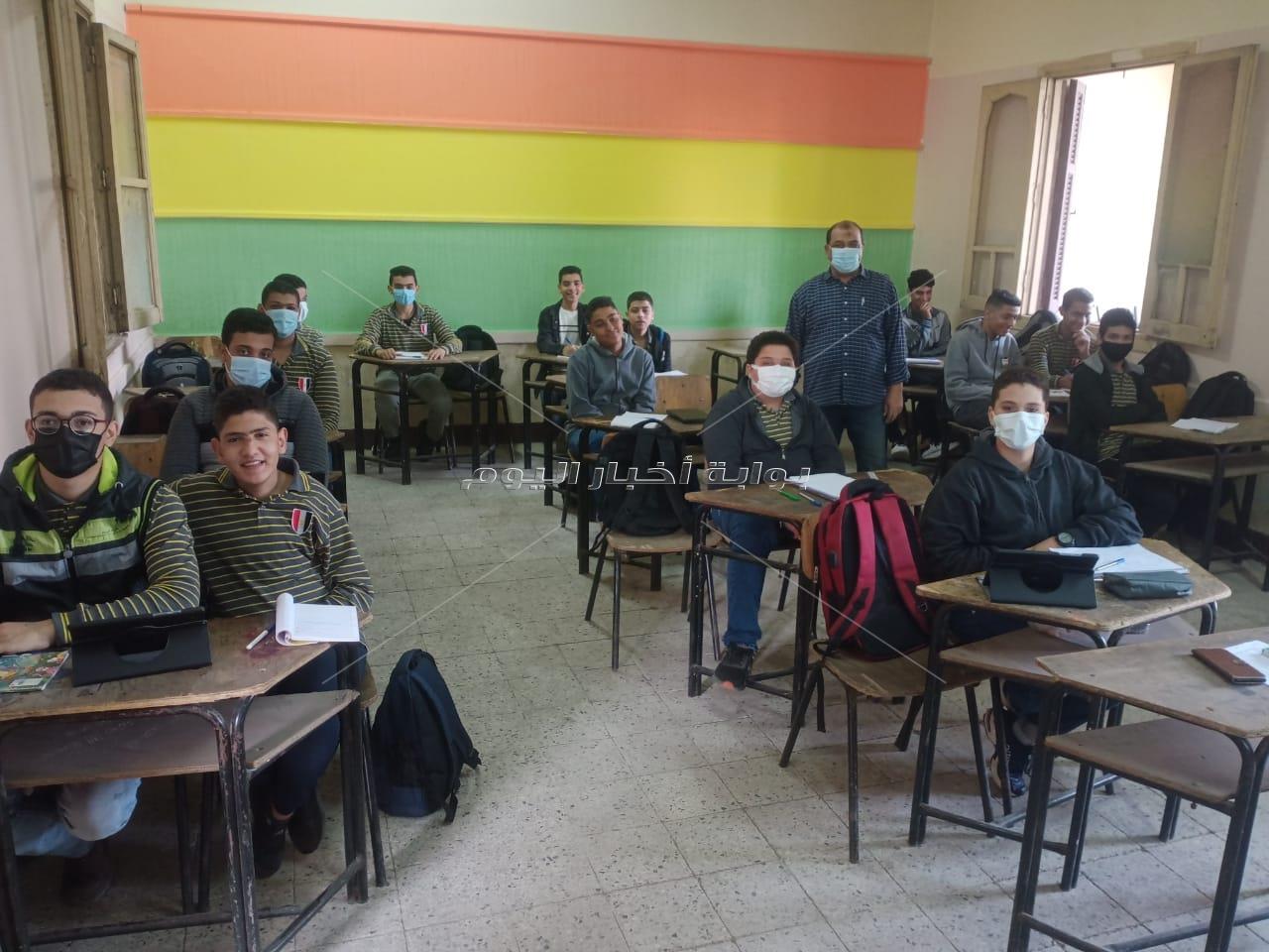 بعد توقف يوم ..استئناف الدراسة وانتظام الطلاب بالمدارس " صور"