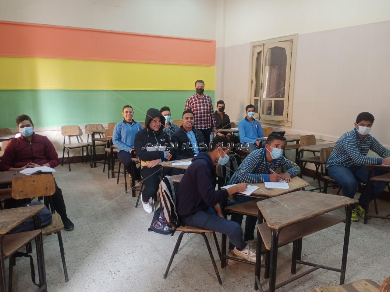 بعد توقف يوم ..استئناف الدراسة وانتظام الطلاب بالمدارس " صور"