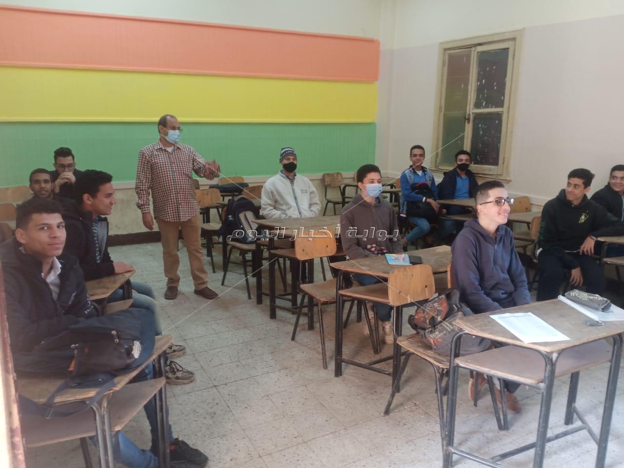 بعد توقف يوم ..استئناف الدراسة وانتظام الطلاب بالمدارس " صور"