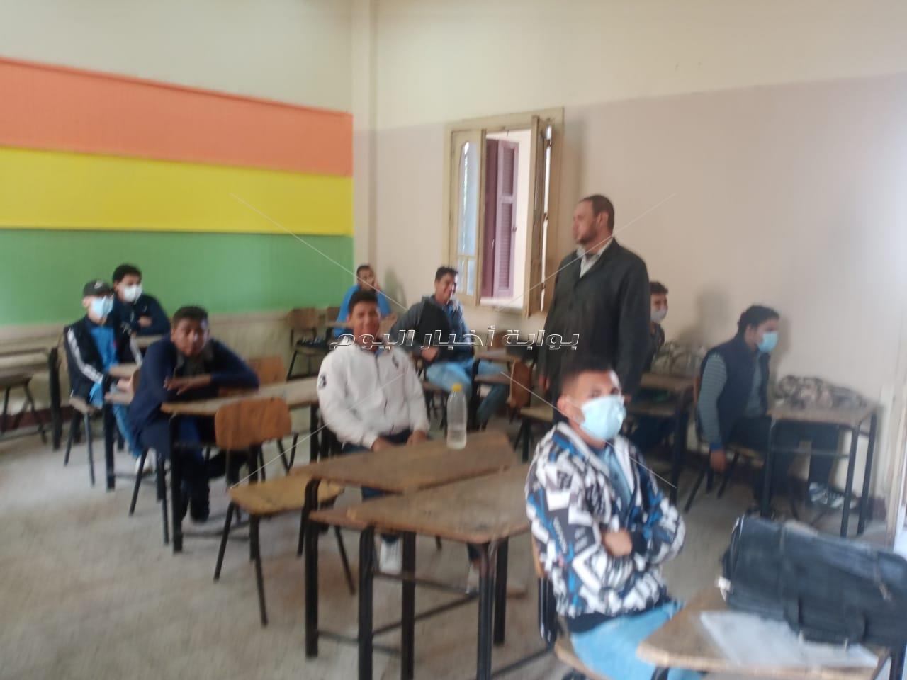 بعد توقف يوم ..استئناف الدراسة وانتظام الطلاب بالمدارس " صور"
