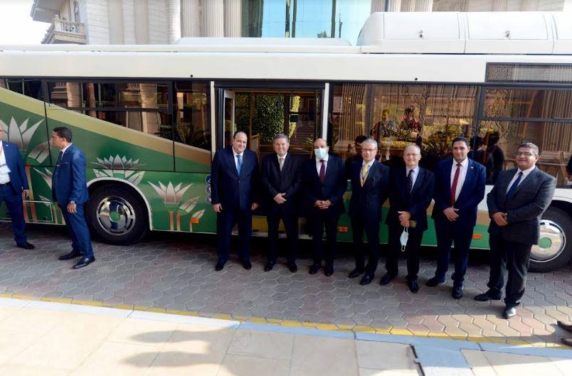 وزير قطاع الأعمال و رئيس مجلس إدارة أخبار اليوم يتفقدان"أتوبيس" يعمل بالغاز الطبيعي 