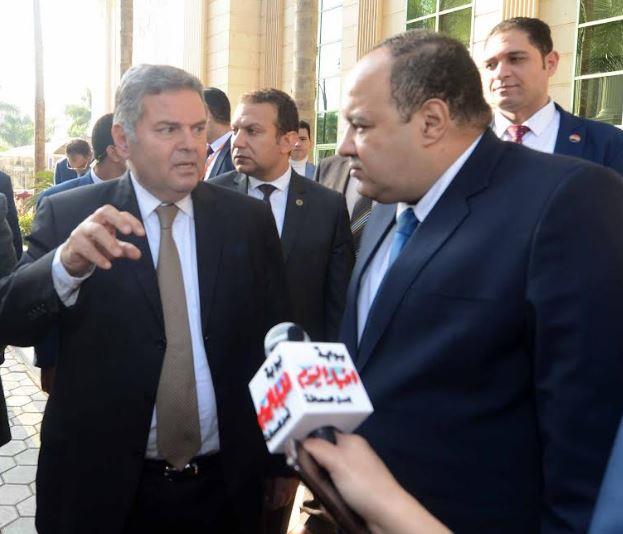 وزير قطاع الأعمال و رئيس مجلس إدارة أخبار اليوم يتفقدان"أتوبيس" يعمل بالغاز الطبيعي 